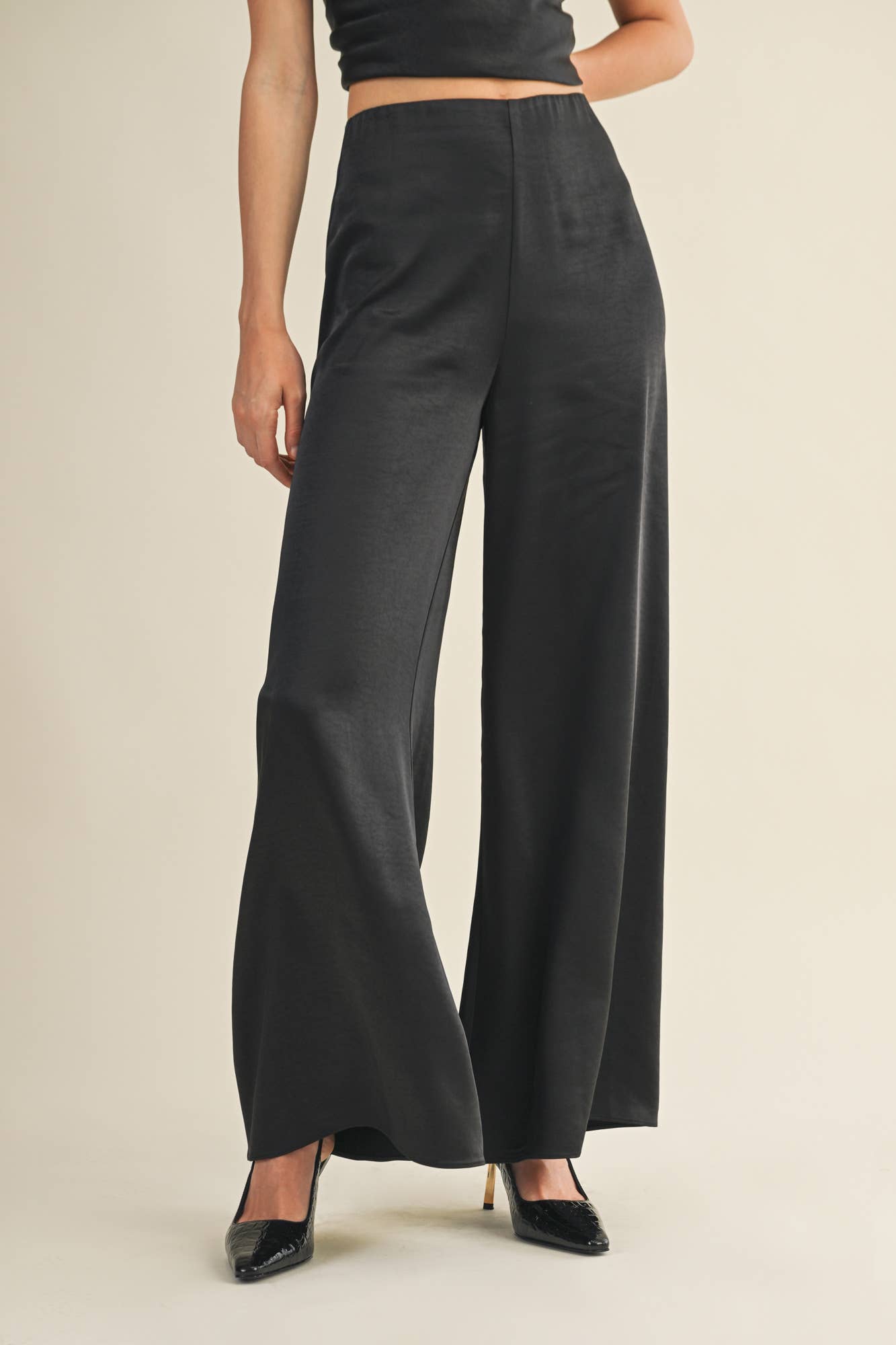  Model is wearing size S
- Measurements taken from size S
- 5'9" / 175CM
- 32-24-34