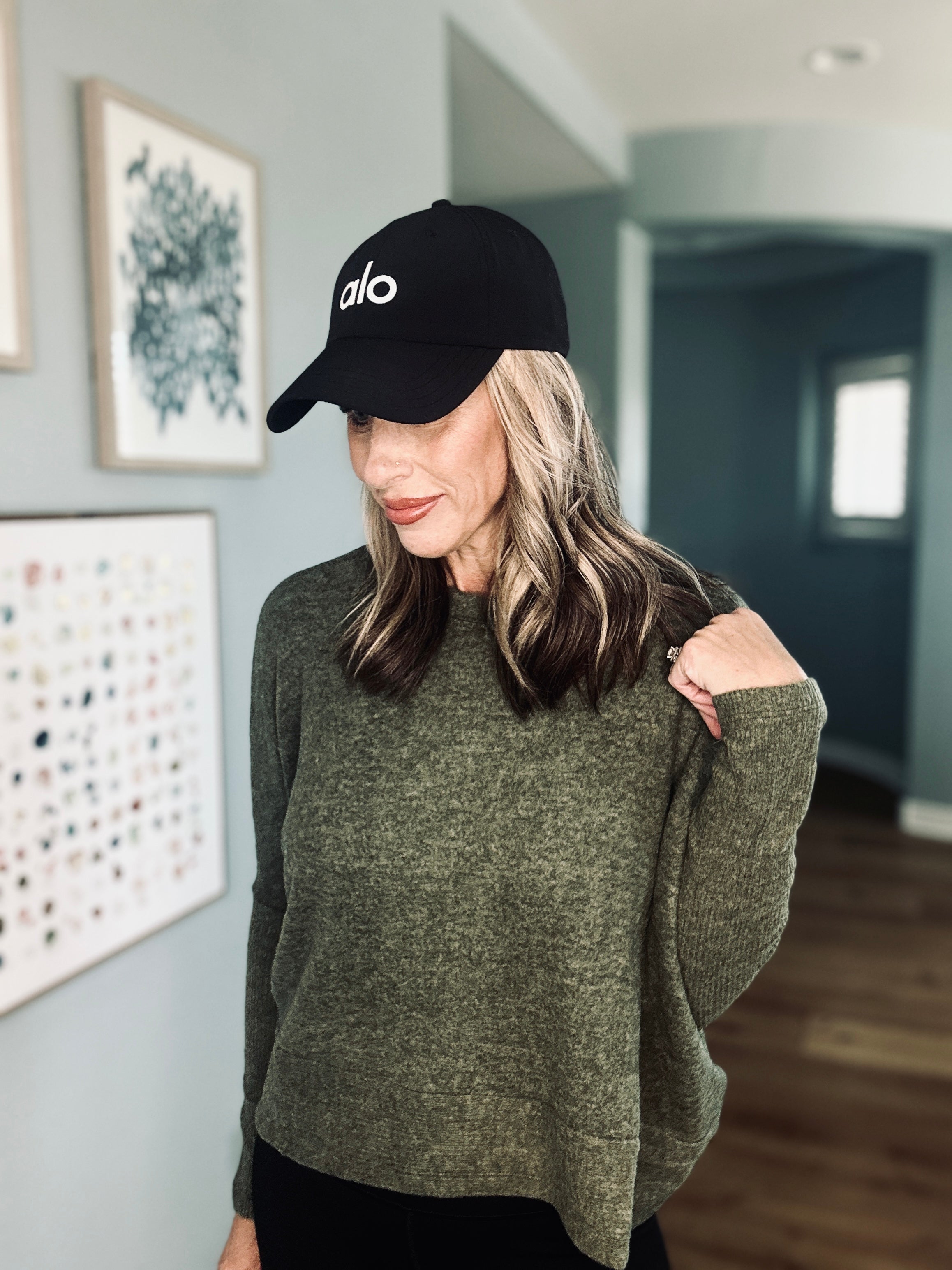 Women’s oversized sweater in olive green with relaxed fit and ribbed hem.